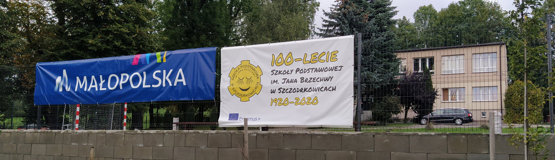 na zdjęciu banery powieszone na ogrodzeniu  z logo Marszałka Województwa Małopolskiego i logo szkoły.