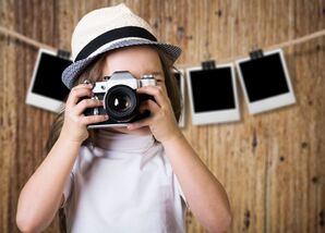 na zdjęciu dziewczynka, trzymająca aparat